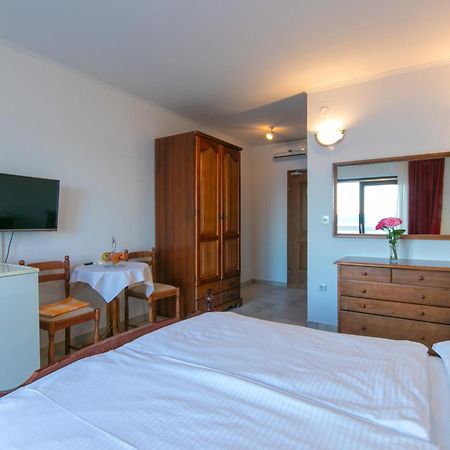 Adria Brela Apartments Bagian luar foto