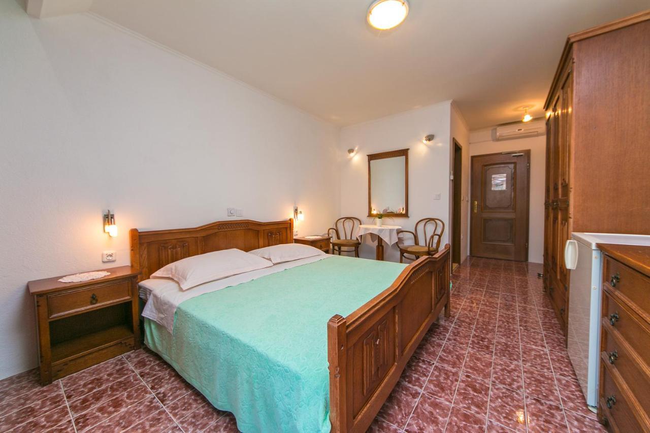 Adria Brela Apartments Bagian luar foto
