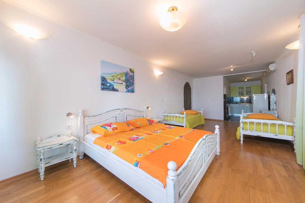 Adria Brela Apartments Bagian luar foto