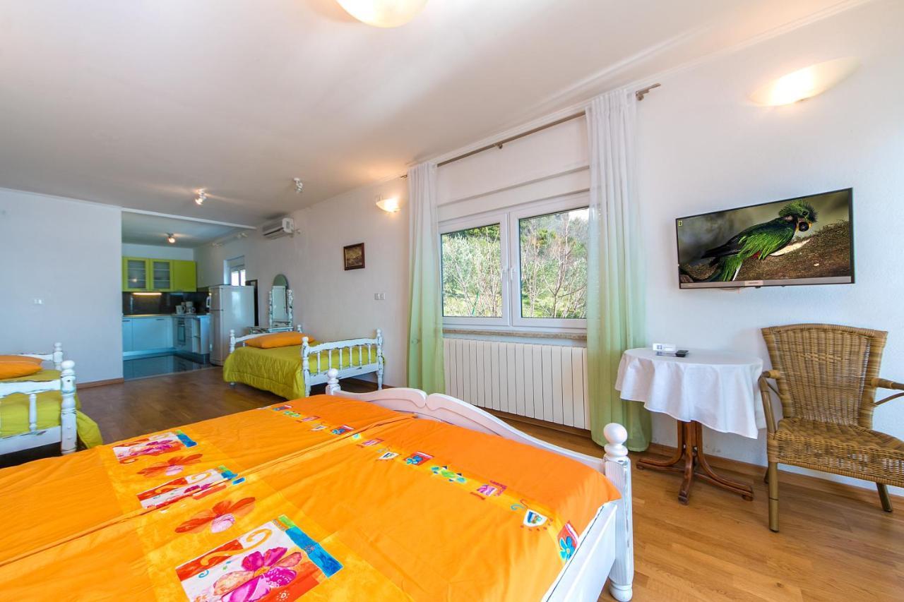 Adria Brela Apartments Bagian luar foto