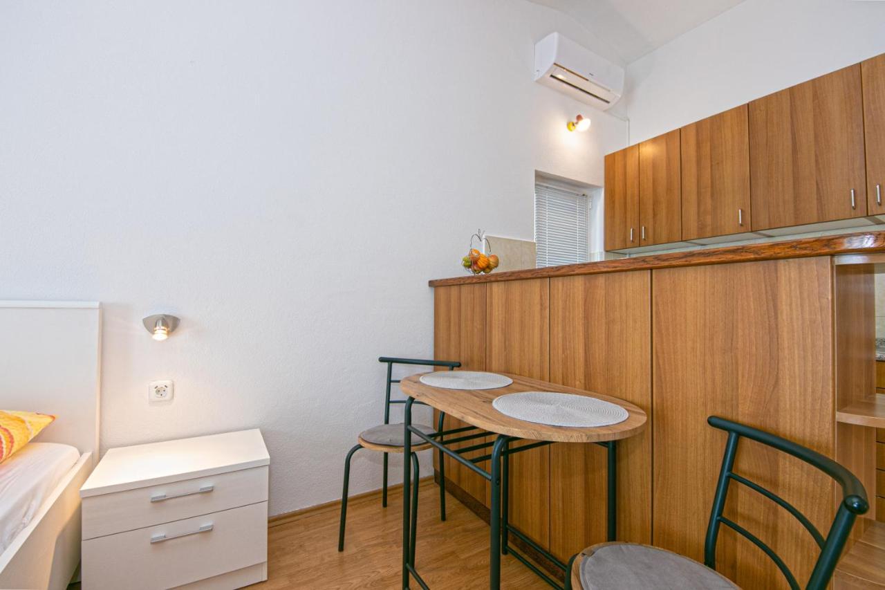 Adria Brela Apartments Bagian luar foto