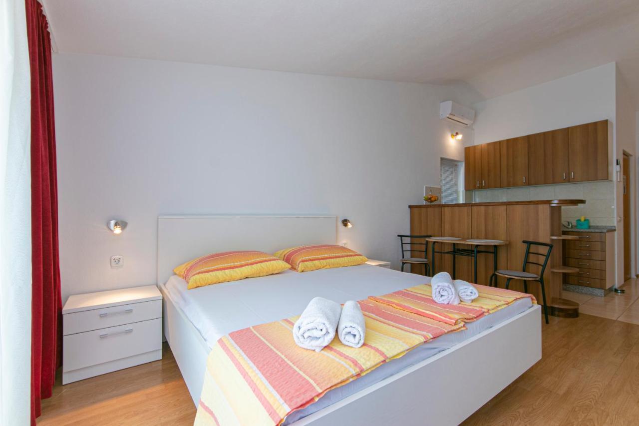 Adria Brela Apartments Bagian luar foto