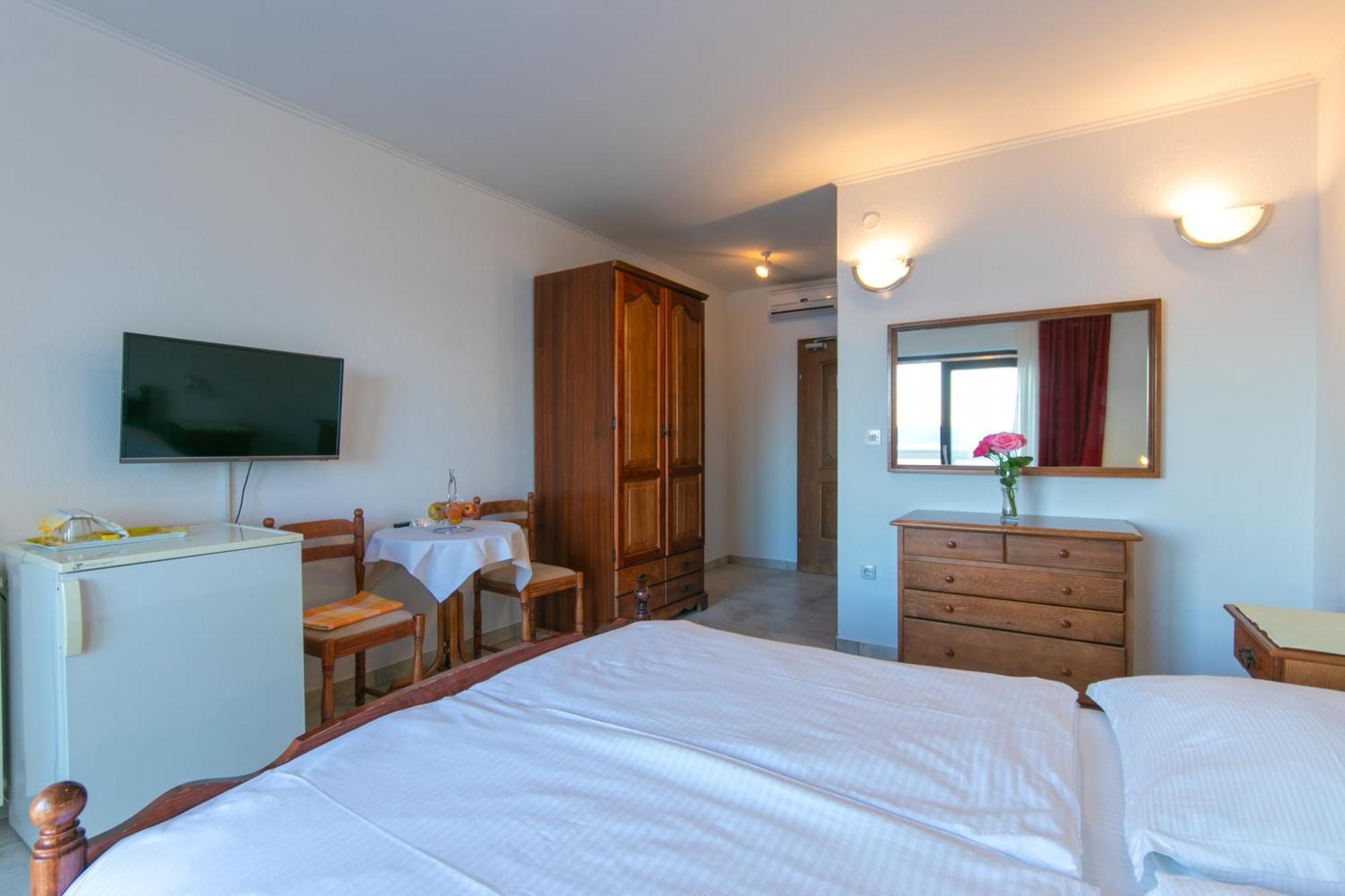 Adria Brela Apartments Bagian luar foto