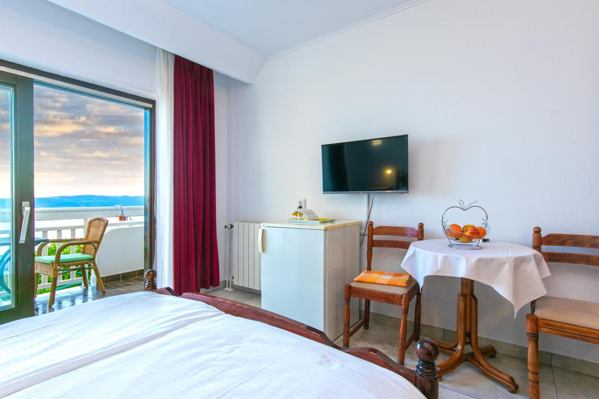 Adria Brela Apartments Bagian luar foto